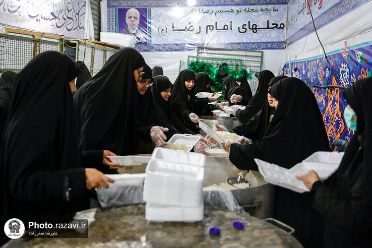 توزیع ٣۵٠٠ پرس غذای متبرک توسط خواهران خادم حرم مطهر رضوی