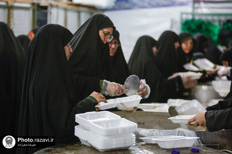 توزیع ٣۵٠٠ پرس غذای متبرک توسط خواهران خادم حرم مطهر رضوی