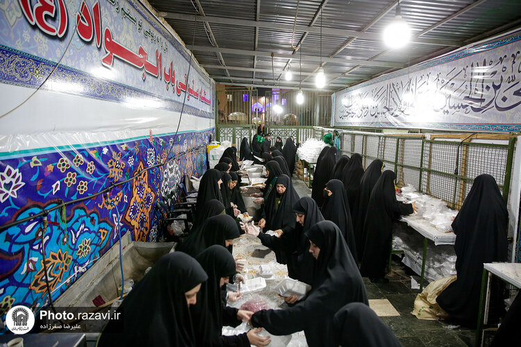 توزیع ٣۵٠٠ پرس غذای متبرک توسط خواهران خادم حرم مطهر رضوی