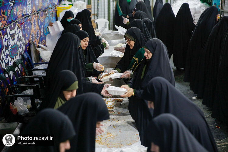 توزیع ٣۵٠٠ پرس غذای متبرک توسط خواهران خادم حرم مطهر رضوی