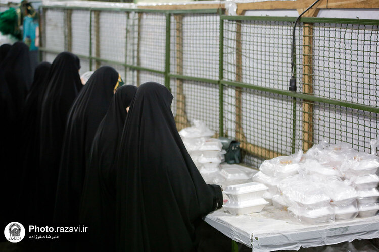توزیع ٣۵٠٠ پرس غذای متبرک توسط خواهران خادم حرم مطهر رضوی