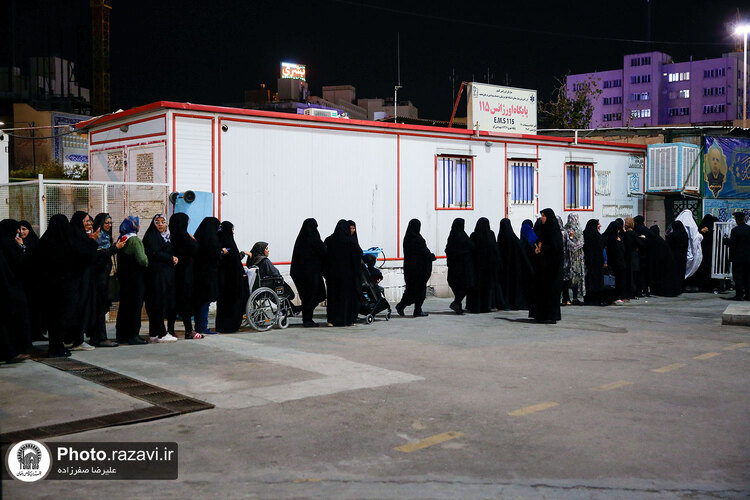 توزیع ٣۵٠٠ پرس غذای متبرک توسط خواهران خادم حرم مطهر رضوی