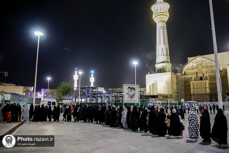 توزیع ٣۵٠٠ پرس غذای متبرک توسط خواهران خادم حرم مطهر رضوی