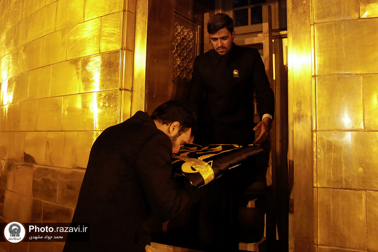 تعویض پرچم گنبد منور رضوی به مناسبت عزای عمومی در کشور