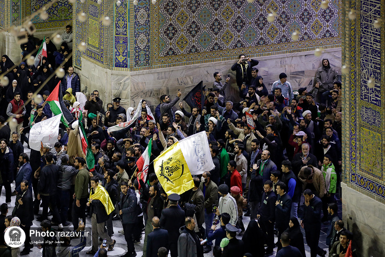 تعویض پرچم گنبد منور رضوی به مناسبت عزای عمومی در کشور