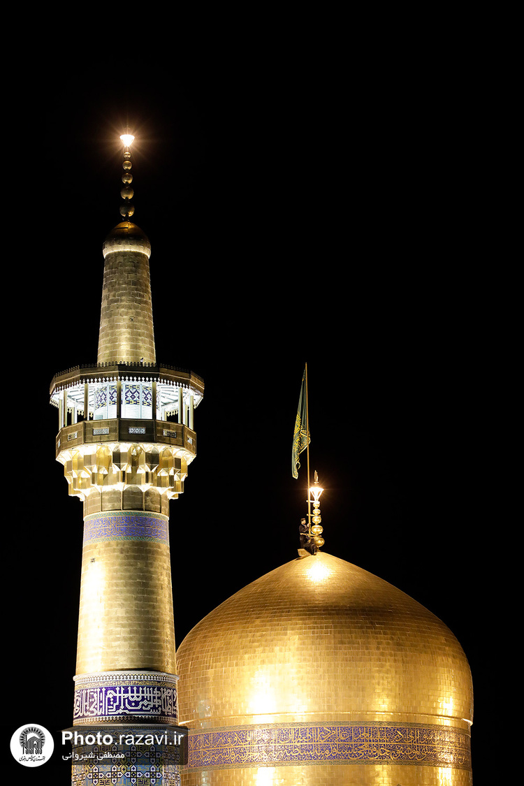 تعویض پرچم گنبد منور رضوی به مناسبت عزای عمومی در کشور