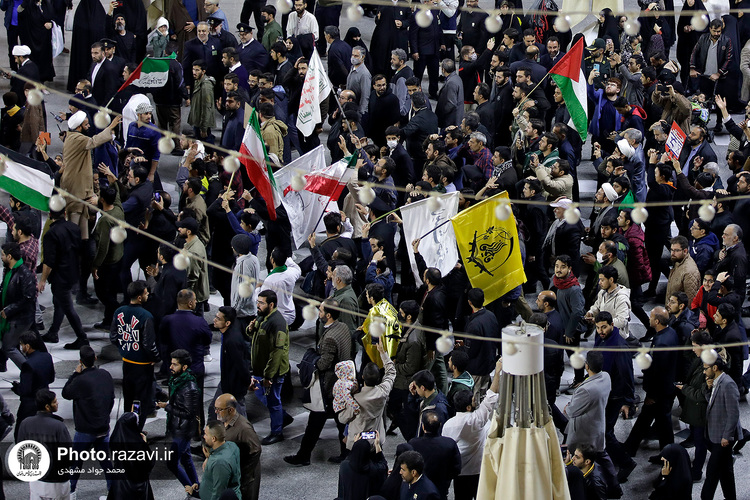 تعویض پرچم گنبد منور رضوی به مناسبت عزای عمومی در کشور