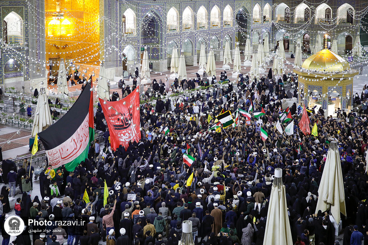 تعویض پرچم گنبد منور رضوی به مناسبت عزای عمومی در کشور