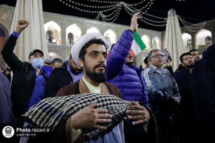 تعویض پرچم گنبد منور رضوی به مناسبت عزای عمومی در کشور