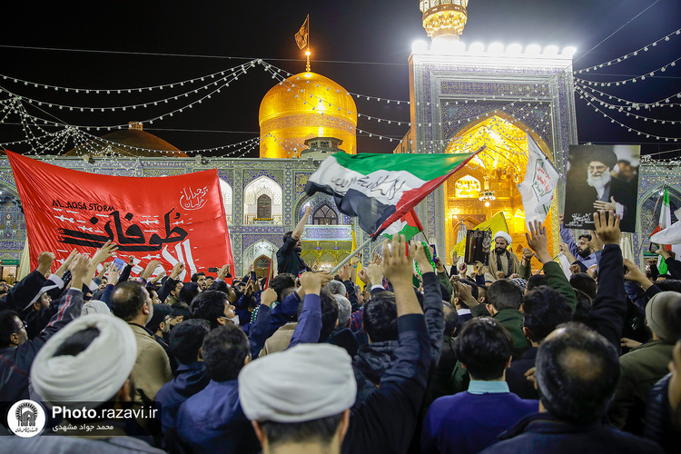 تعویض پرچم گنبد منور رضوی به مناسبت عزای عمومی در کشور