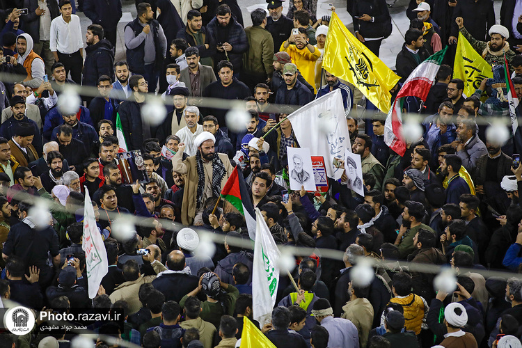 تعویض پرچم گنبد منور رضوی به مناسبت عزای عمومی در کشور