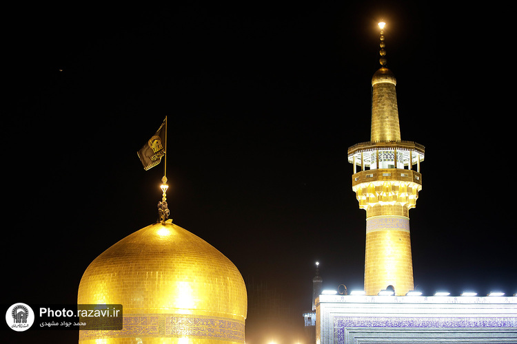 تعویض پرچم گنبد منور رضوی به مناسبت عزای عمومی در کشور