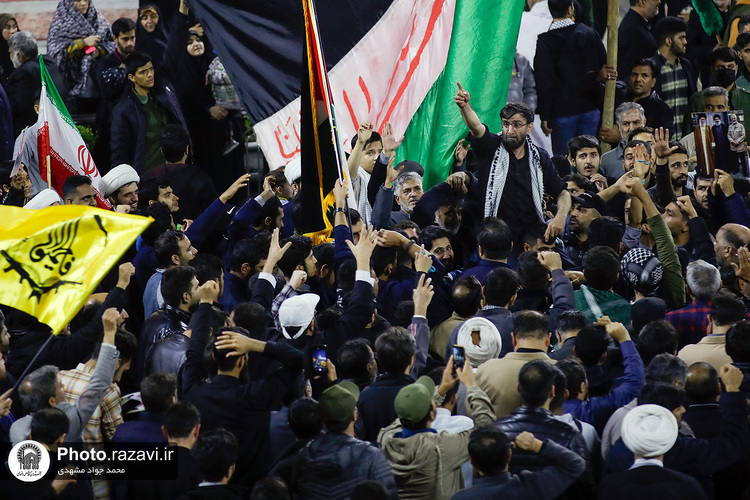 تعویض پرچم گنبد منور رضوی به مناسبت عزای عمومی در کشور