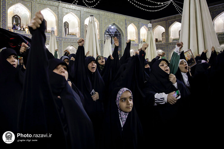 تعویض پرچم گنبد منور رضوی به مناسبت عزای عمومی در کشور