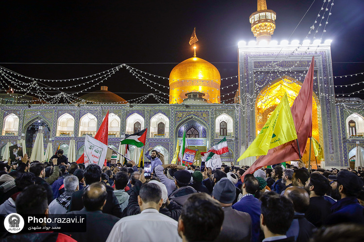 تعویض پرچم گنبد منور رضوی به مناسبت عزای عمومی در کشور