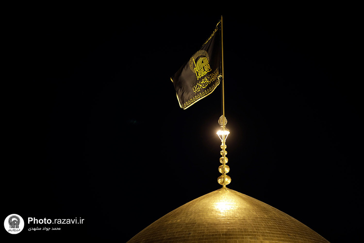 تعویض پرچم گنبد منور رضوی به مناسبت عزای عمومی در کشور