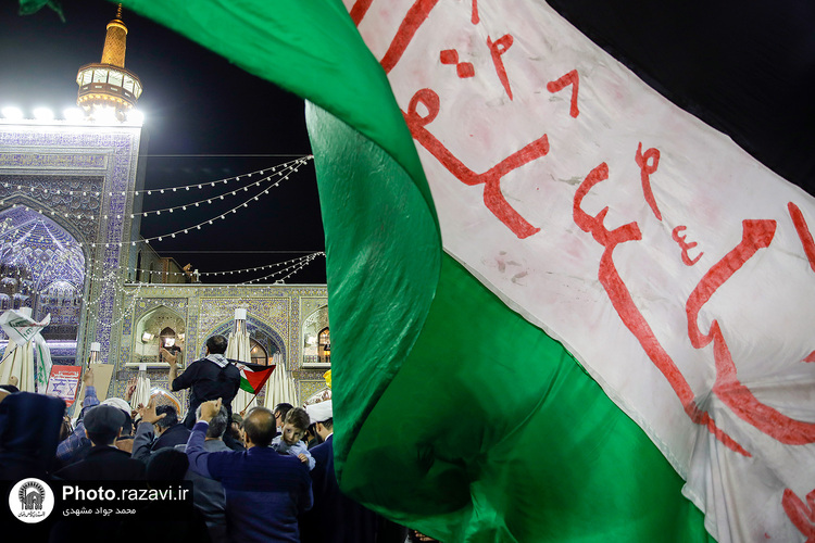 تعویض پرچم گنبد منور رضوی به مناسبت عزای عمومی در کشور