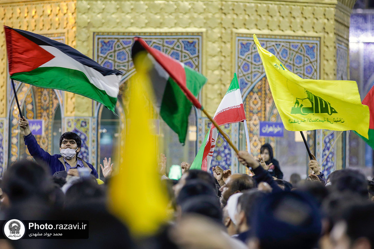 تعویض پرچم گنبد منور رضوی به مناسبت عزای عمومی در کشور