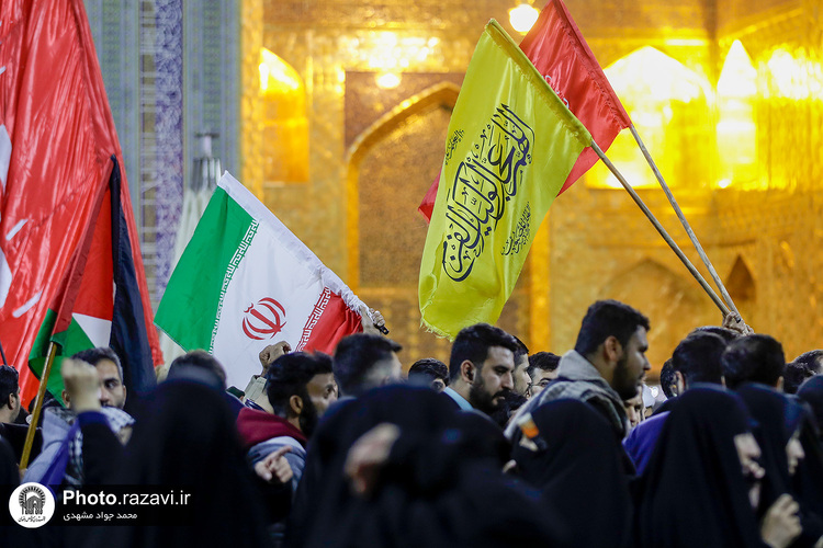 تعویض پرچم گنبد منور رضوی به مناسبت عزای عمومی در کشور