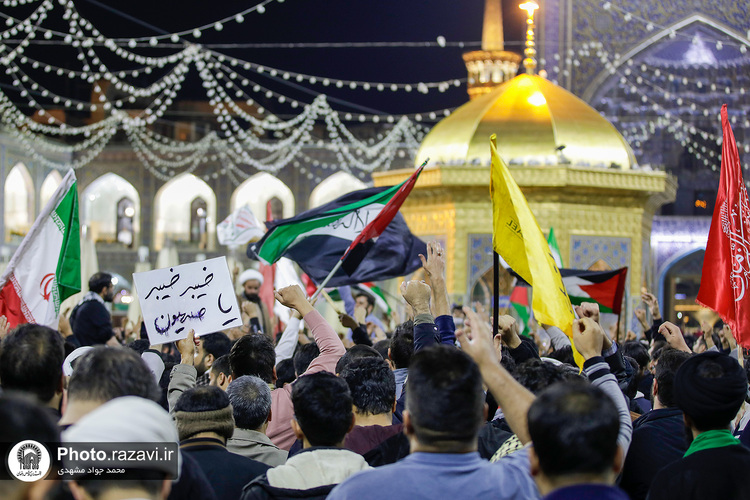 تعویض پرچم گنبد منور رضوی به مناسبت عزای عمومی در کشور