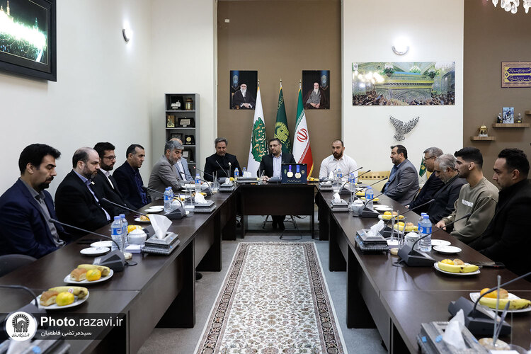 اهدای دو مدال طلای امیرحسین زارع به موزه آستان قدس رضوی