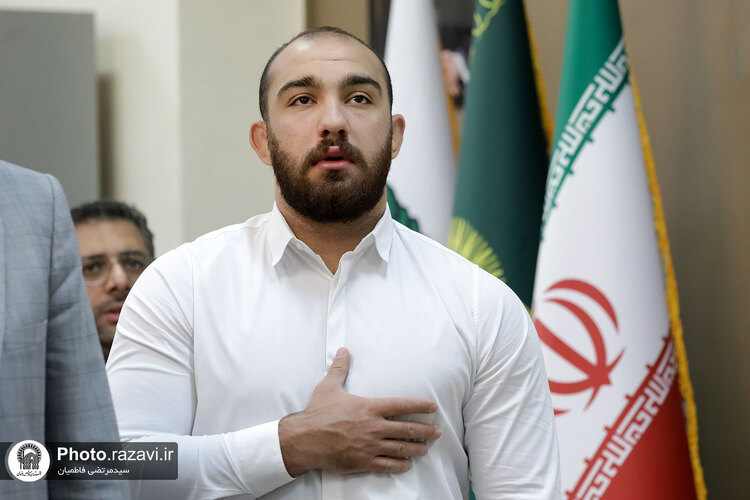 اهدای دو مدال طلای امیرحسین زارع به موزه آستان قدس رضوی