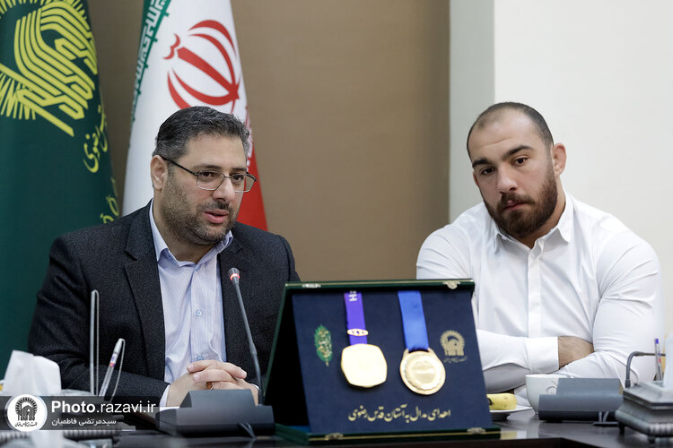 اهدای دو مدال طلای امیرحسین زارع به موزه آستان قدس رضوی