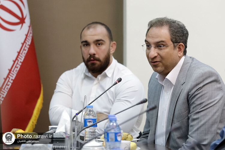 اهدای دو مدال طلای امیرحسین زارع به موزه آستان قدس رضوی