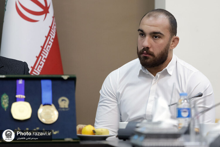 اهدای دو مدال طلای امیرحسین زارع به موزه آستان قدس رضوی