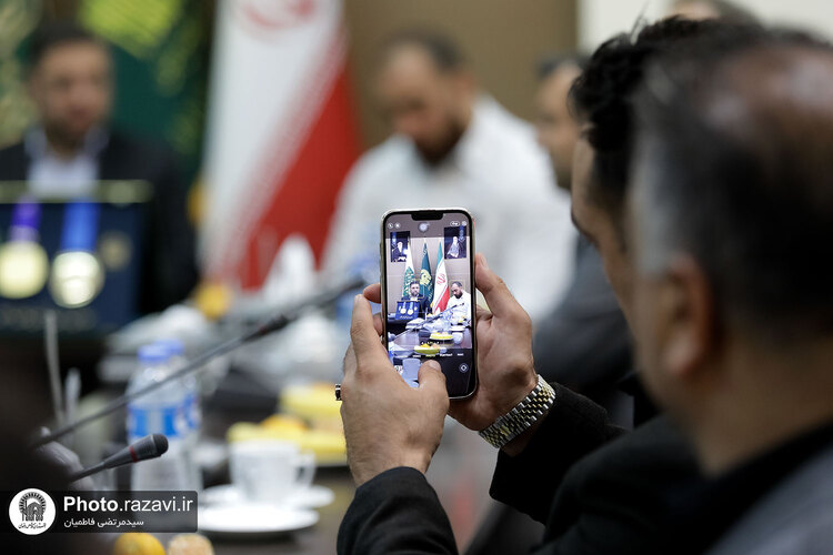 اهدای دو مدال طلای امیرحسین زارع به موزه آستان قدس رضوی