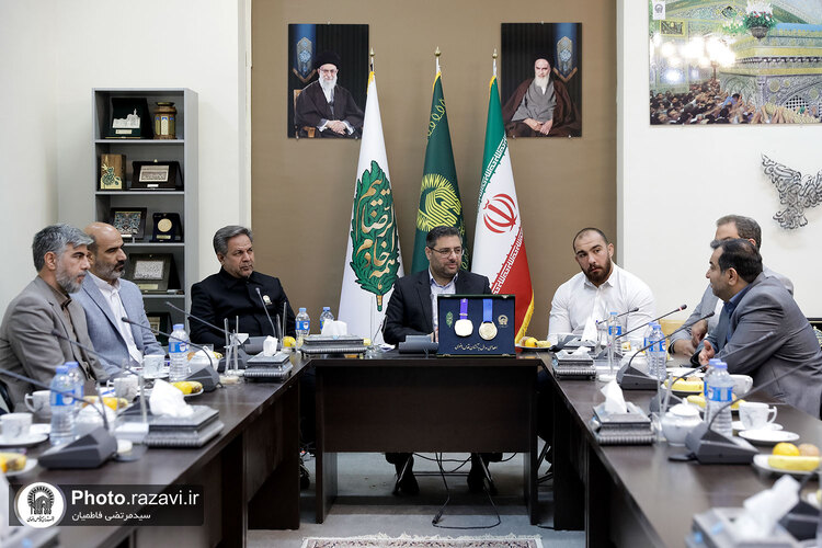 اهدای دو مدال طلای امیرحسین زارع به موزه آستان قدس رضوی