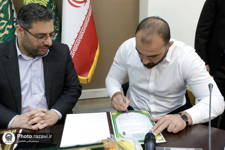 اهدای دو مدال طلای امیرحسین زارع به موزه آستان قدس رضوی