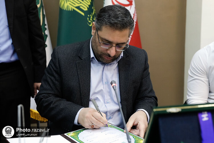 اهدای دو مدال طلای امیرحسین زارع به موزه آستان قدس رضوی