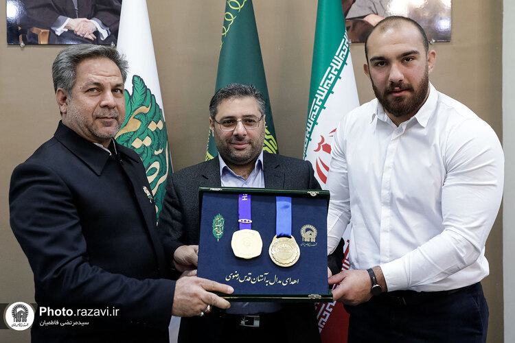 اهدای دو مدال طلای امیرحسین زارع به موزه آستان قدس رضوی