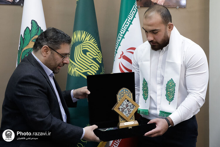 اهدای دو مدال طلای امیرحسین زارع به موزه آستان قدس رضوی
