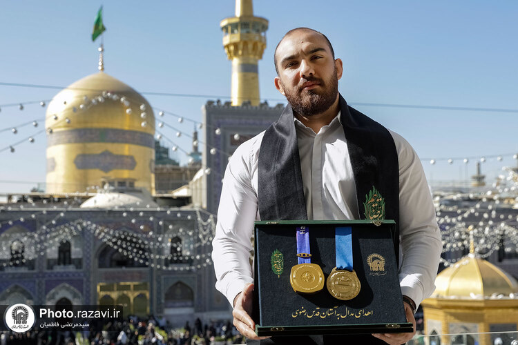 اهدای دو مدال طلای امیرحسین زارع به موزه آستان قدس رضوی