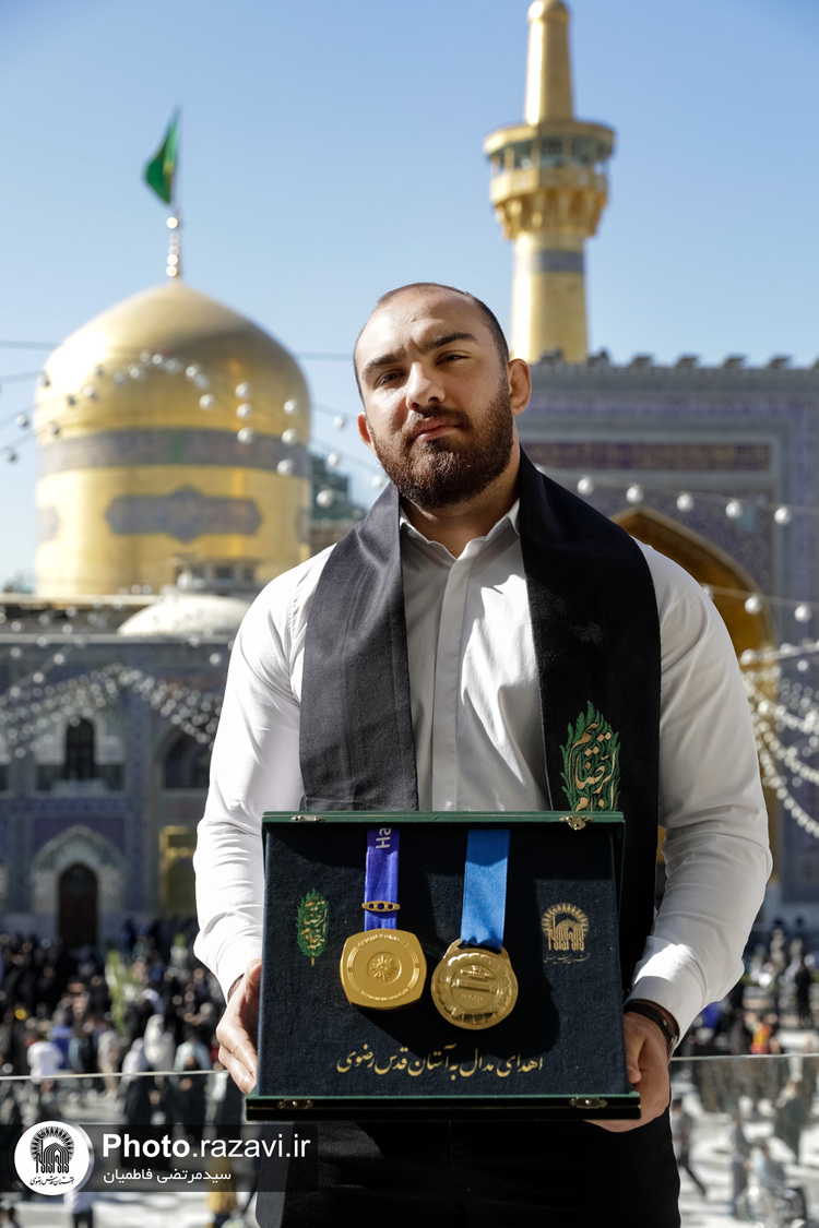 اهدای دو مدال طلای امیرحسین زارع به موزه آستان قدس رضوی