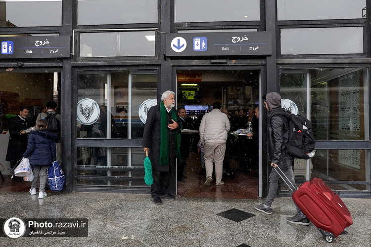 استقبال از زائرین در راه آهن