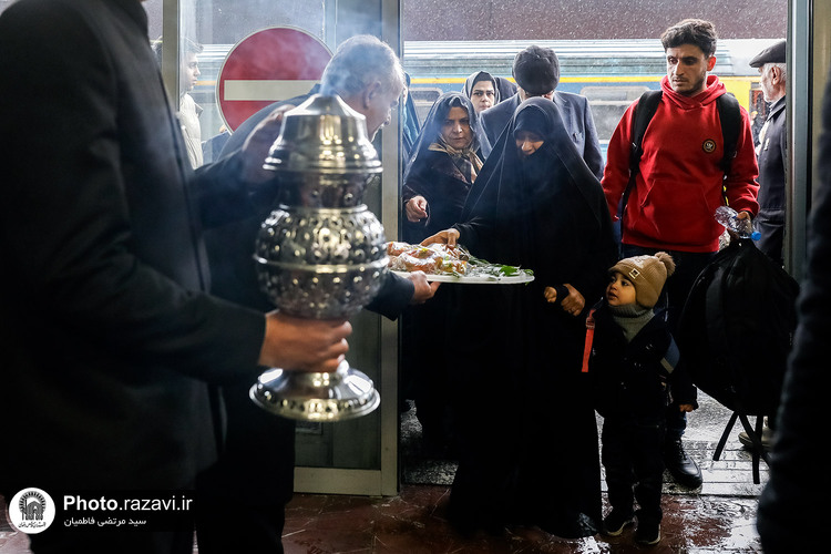 استقبال از زائرین در راه آهن