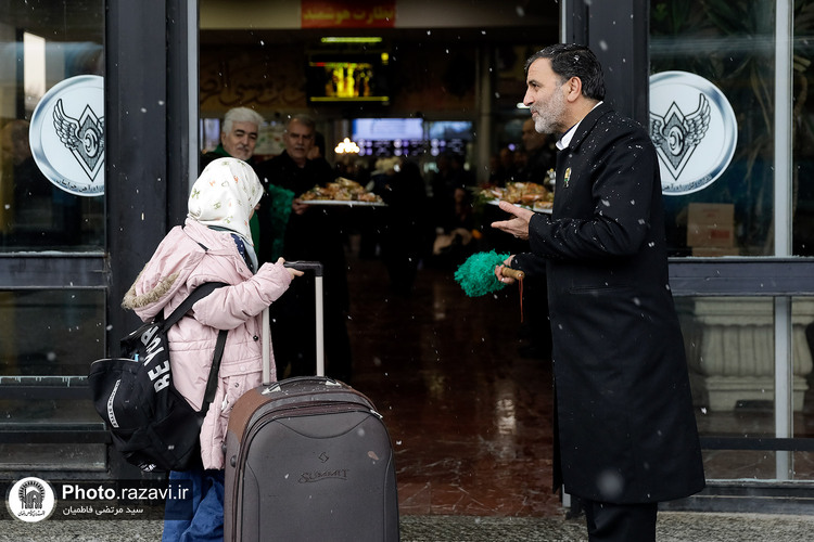 استقبال از زائرین در راه آهن