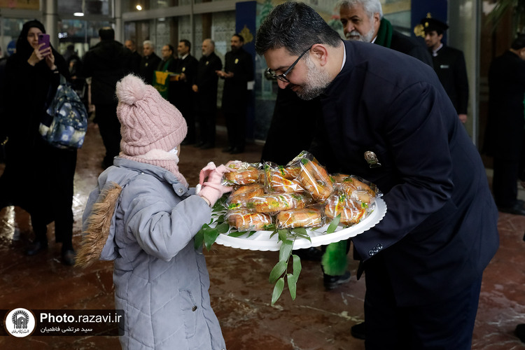 استقبال از زائرین در راه آهن