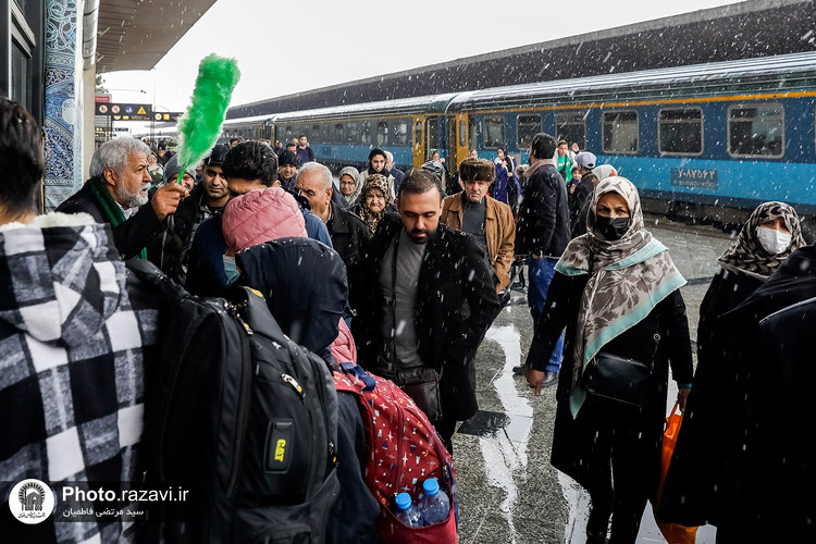 استقبال از زائرین در راه آهن