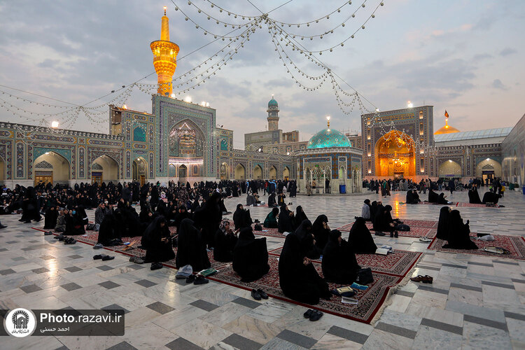 قرائت دعای ام داوود در حرم مطهر رضوی -2