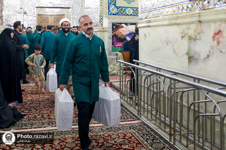 توزیع افطاری سبک در حرم مطهر رضوی-2
