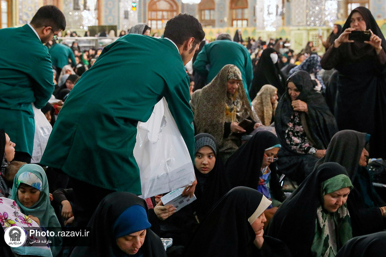 توزیع افطاری سبک در حرم مطهر رضوی-2
