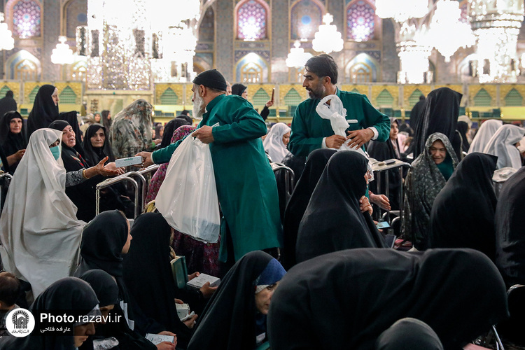توزیع افطاری سبک در حرم مطهر رضوی-2