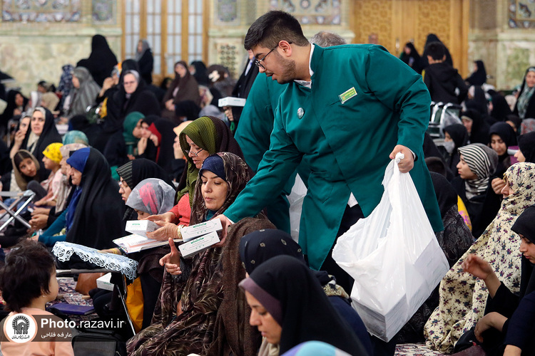 توزیع افطاری سبک در حرم مطهر رضوی-2