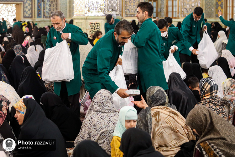 توزیع افطاری سبک در حرم مطهر رضوی-2