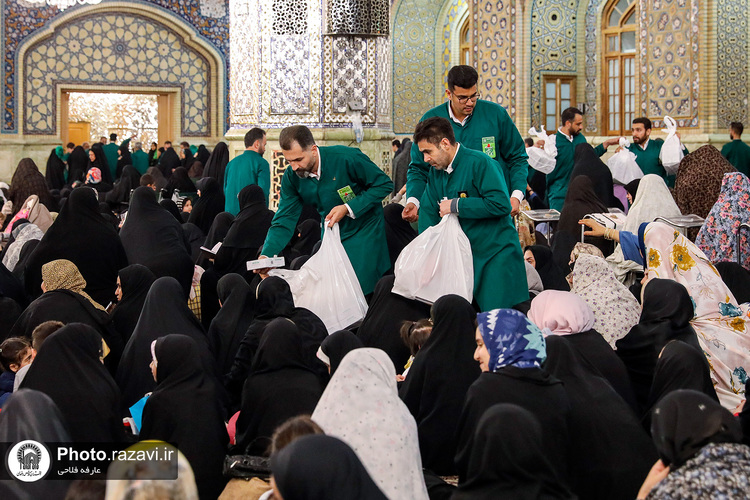 توزیع افطاری سبک در حرم مطهر رضوی-2