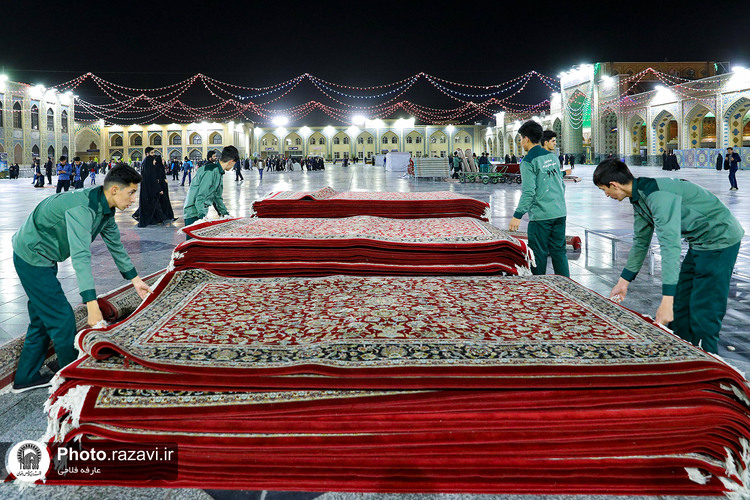خادمان فرش حرم مطهر رضوی